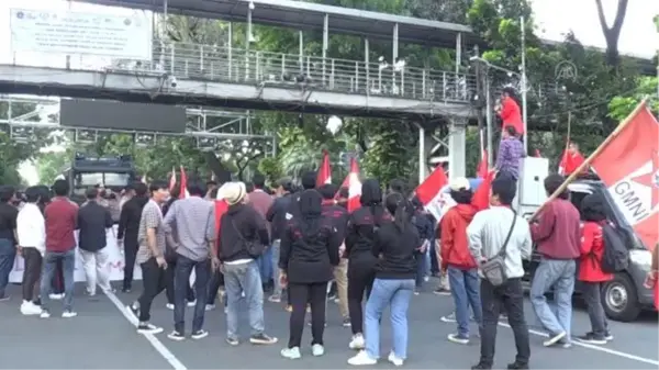 Endonezya'da öğrencilerden akaryakıt protestosu