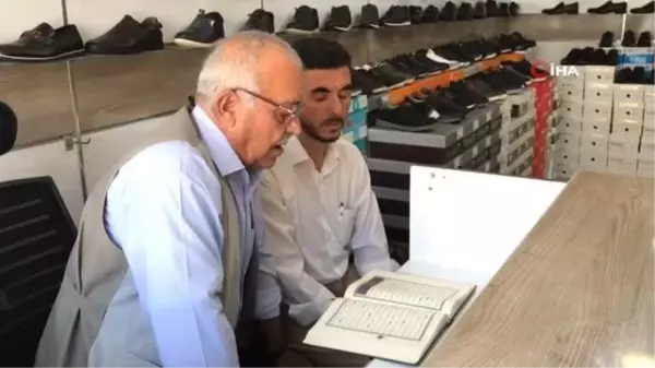 İmam ayağına geldi, 70 yaşındaki vatandaş iş yerinde Kur'an-ı Kerim öğrendi