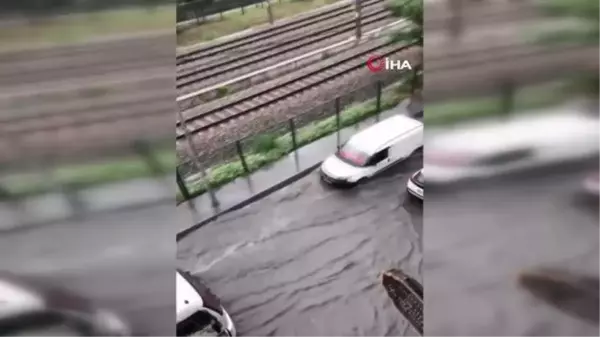 Sağanak yağış nedeniyle pazarın içindeki yol çöktü, esnaf zor anlar yaşadı