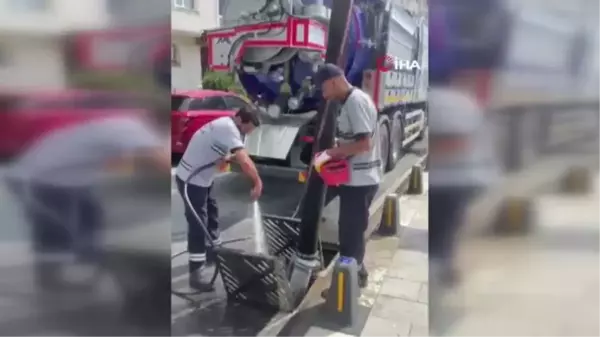 Sağanak yağış nedeniyle pazarın içindeki yol çöktü, esnaf zor anlar yaşadı