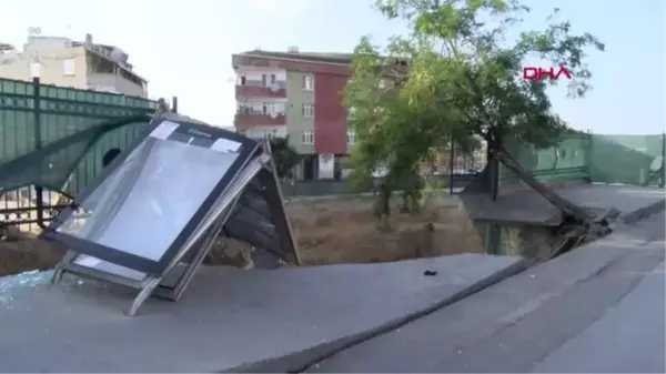 İSTANBUL-GAZİOSMANPAŞA'DA HAFRİYAT ÇALIŞMASINDA YOL ÇÖKTÜ