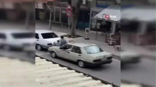 Kaputa oturup öndeki otomobili ayaklarıyla böyle ittiler