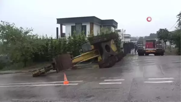 İş makinesi tırdan indirilirken devrildi: Operatör yaralandı