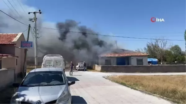 Son dakika haberleri | Bahçeye istiflenen atık malzemelerden çıkan yangın eve sıçradı