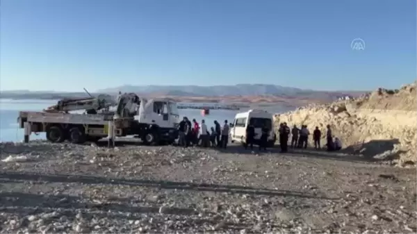 Elazığ gündem haberi: Keban Baraj Gölü'nde balıkçı teknesi battı (2)