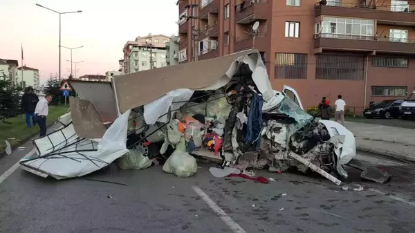 Son dakika haberleri... Elektrik direğine çarpan kamyonet hurdaya döndü: 1 ölü, 1 yaralı