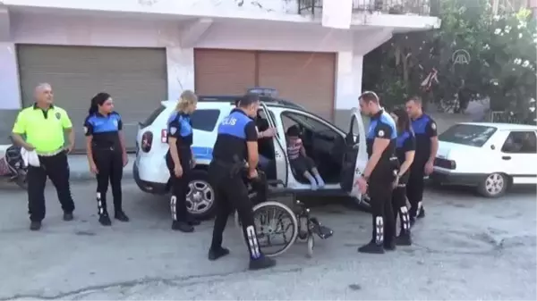 Son dakika haberi: Polis, anne ve babasını kazada kaybeden 2 kardeşi okula götürdü