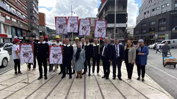 4 mahalle muhtarı çocukların okul ihtiyaçları karşılamak için okul üniforması giydi