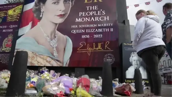 Belfast'ta Kraliçe II. Elizabeth anısına hazırlanan Shankill duvarı