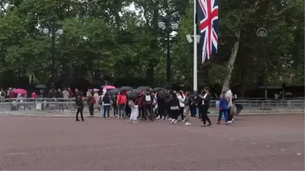 Londra'da halk, Kraliçe 2. Elizabeth'in cenazesinin geleceği Buckingham Sarayı'nın önüne akın etti (3)