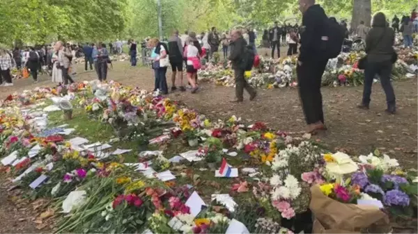 Londra'da halk, Kraliçe 2. Elizabeth'in cenazesinin geleceği Buckingham Sarayı'nın önüne akın etti (2)