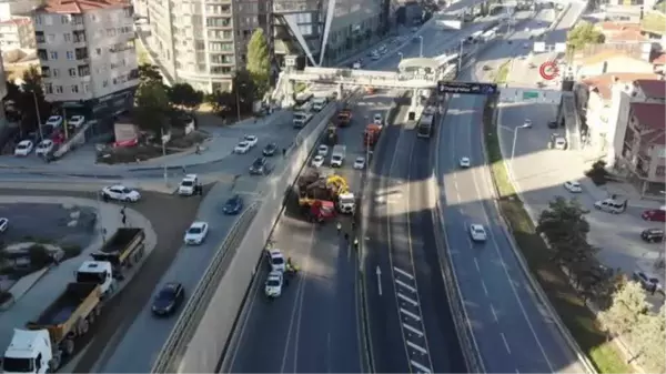 Kadıköy'de devrilen hafriyat kamyonu 8 saatlik çalışma sonucu kaldırıldı