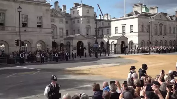 Son dakika haberi | Kraliçe 2. Elizabeth'in cenazesi Buckingham Sarayı'ndan Westminster Hall'a getirildi