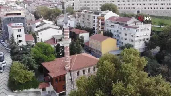 Üsküdar'da 2 asırlık tarihi caminin kubbesindeki kurşun plakalar çalındı