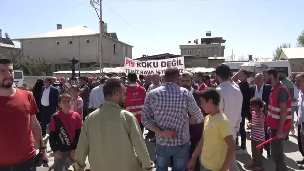 Van gündem haberleri... Arıtma Tesisinden Bırakılan Kanalizasyon Suyu Van Gölü'nün Kıyı Bandını Kahverengiye Boyadı, Mahalleli Kokudan Duramıyor