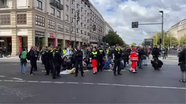 Almanya'da çevreciler, hükümetin iklim politikasını protesto etti