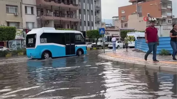 Hatay haber... İskenderun'da sağanak yolları göle çevirdi