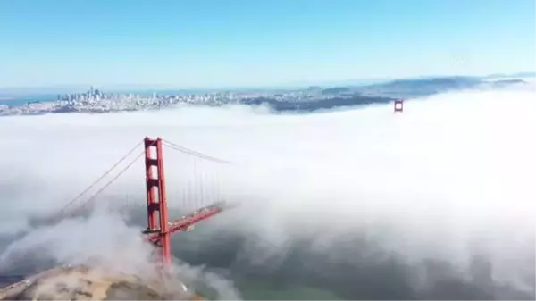 San Francisco Golden Gate Köprüsü üzerinde sis