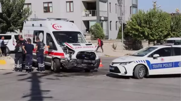 Ambulansla hafif ticari aracın çarpışması sonucu 5 kişi yaralandı