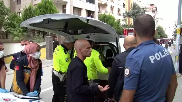 Kadıköy'de direğe çarpan otomobil yan yattı: 1 yaralı