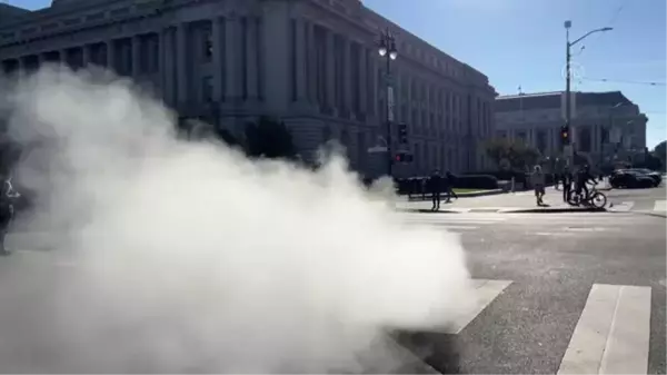 SAN FRANCİSCO - ABD'de mazgallardan yükselen buhar