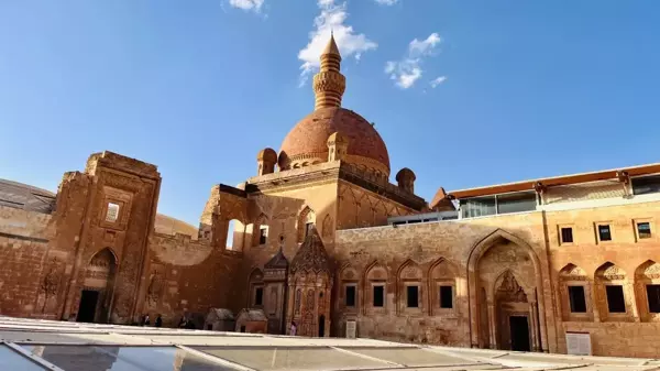 Tarih kokan İshak Paşa Sarayı'na yoğun ilgi