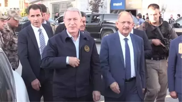 Milli Savunma Bakanı Akar, vatandaşlarla bir araya geldi (2)