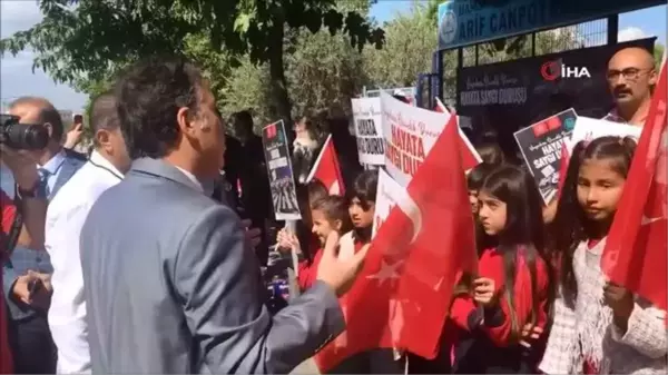 Manisa yerel haberi... Turgutlu'da yaya geçidi orta çizgileri kırmızıya boyandı