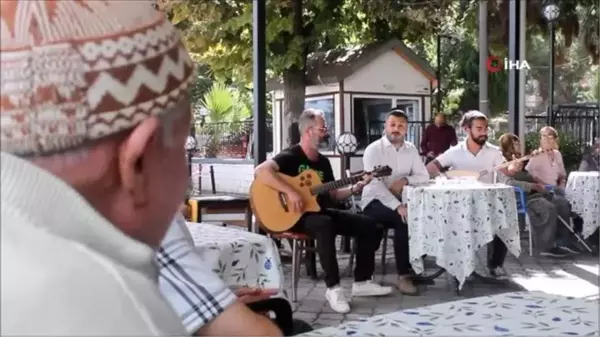 Huzurevi sakinlerine halk müziği dinletisi