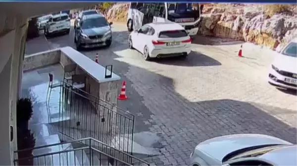 Antalya haberleri: Kaş'ta 3 araca çarparak takla atan otomobildeki 2 kişi yaralandı