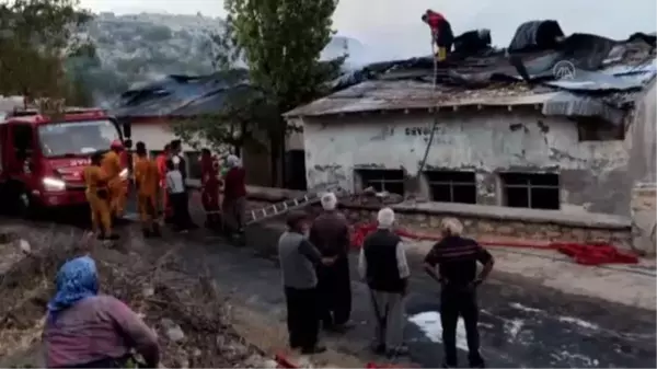 Son dakika haberleri... Kullanılmayan okul binasında çıkan yangın söndürüldü