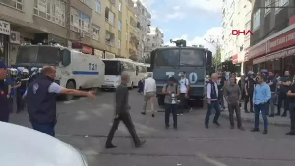 Son dakika haberleri... DİYARBAKIR'DA İZİNSİZ YÜRÜYÜŞ YAPAN HDP'Lİ GRUBA POLİS MÜDAHALESİ 59 GÖZALTI