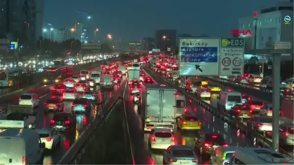 İSTANBUL'DA TRAFİK YOĞUNLUĞU YÜZDE 90'A ULAŞTI