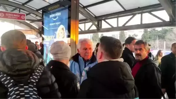 Mecidiyeköy'deki metrobüs istasyonunda yürüyen merdiven arızası yoğunluğa neden oldu