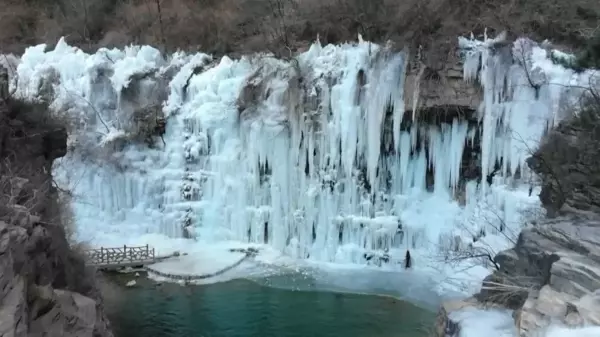 Çin'in Shanxi Eyaletindeki Buz Çağlayanının Muhteşem Görüntüsü Turistleri Büyüledi