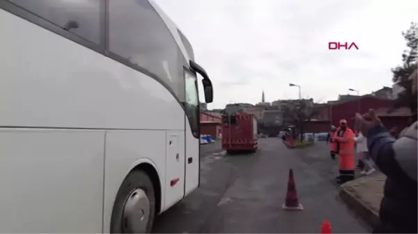 Ekipler tam o noktaya yoğunlaştı! Enkazdan uçup çıkan papağan anne ve kızını kurtardı