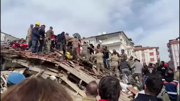 Malatya'daki Depremin Ardından 3 Kişi Enkazdan Sağ Olarak Çıkarıldı