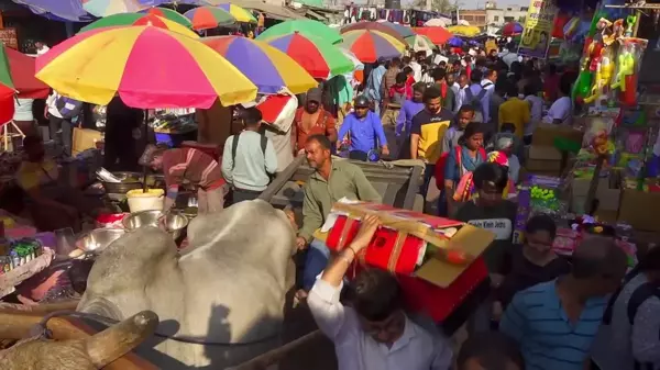 Hindistan'da Holi Festivali Renkli Görüntülere Sahne Oldu