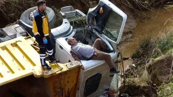 Belediyeye ait kamyon yol yapımı sırasında dereye uçtu: 1 yaralı