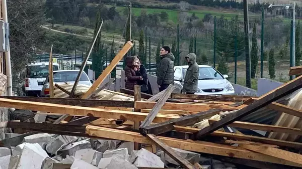 Borç alarak yaptırdığı çatısı uçtu, dakikalarca gözyaşı döktü