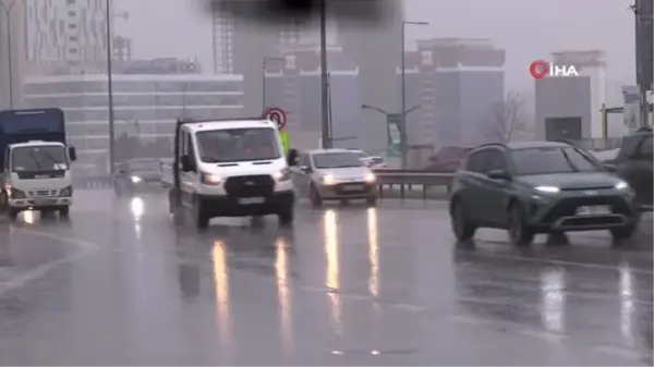 İstanbul'da etkili olan şiddetli rüzgar ağaçları devirdi