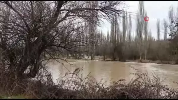 2 gündür devam eden yağışlar Gediz Çayı'nı taşırdı