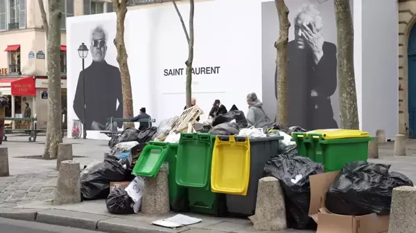 Paris'te Temizlik İşçilerinin Grevi Sürerken Sokaklarda Çöp Yığınları Oluştu