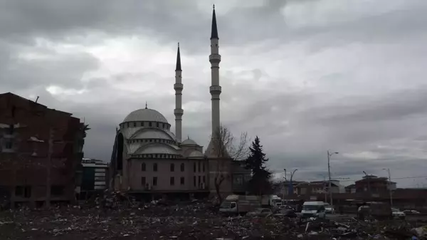 Depremde hasar alan camiyi gören bir daha bakıyor! Önü sağlam, arkası yıkık