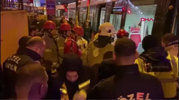 TRAMVAY İLE PERON ARASINA YOLCU SIKIŞTI, SEFERLER DURDU-1