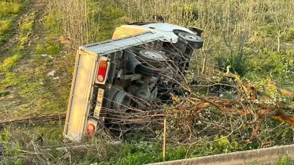 Bursa'da kontrolden çıkan kamyonet şarampole uçtu: 2 yaralı