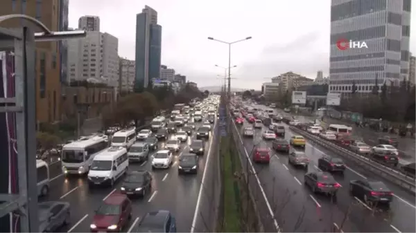 İstanbul Anadolu Yakası'nda trafik yüzde 90'a ulaştı: Trafik durma noktasına geldi