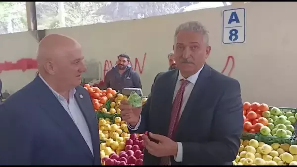 Artvin Borçka'da Pazarcı, 40 TL'lik İçinde 8 Erik Bulunan Paketlere Nazar Boncuğu Taktı