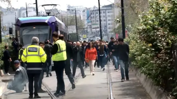 Kabataş-Bağcılar tramvay hattında oluşan hasar, seferlerde aksamalara neden oldu