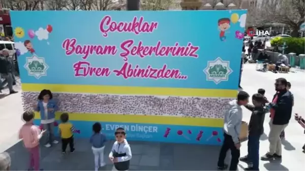 Aksaray Belediyesi'nden çocuklara bayrak şekeri standı